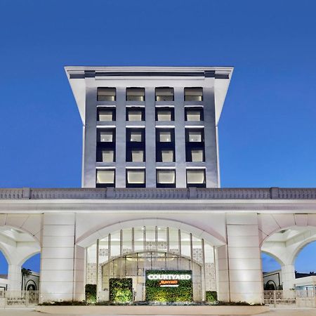 Courtyard By Marriott Bengaluru Hebbal Hotell Exteriör bild