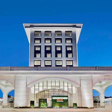 Courtyard By Marriott Bengaluru Hebbal Hotell Exteriör bild