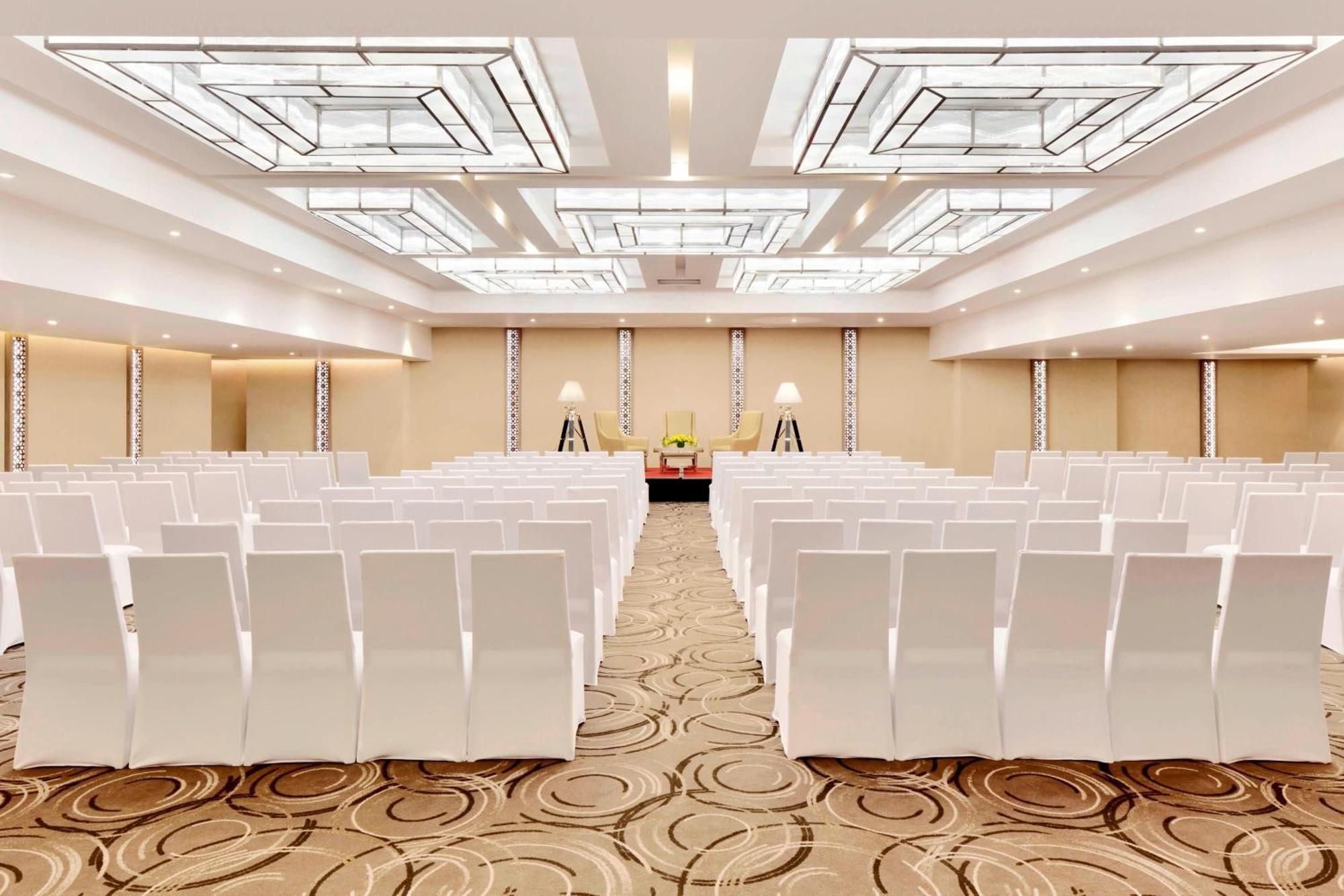 Courtyard By Marriott Bengaluru Hebbal Hotell Exteriör bild