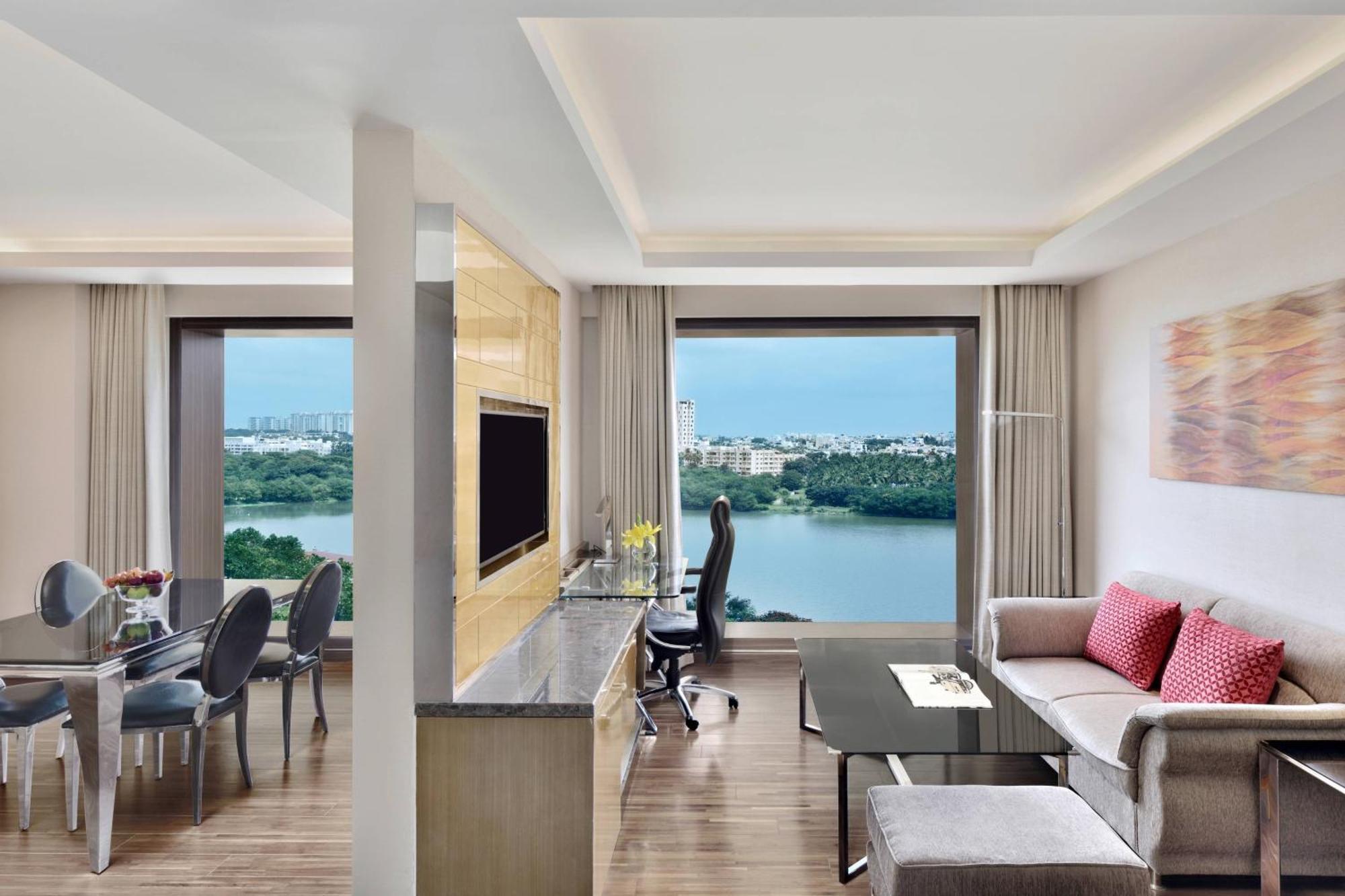 Courtyard By Marriott Bengaluru Hebbal Hotell Exteriör bild