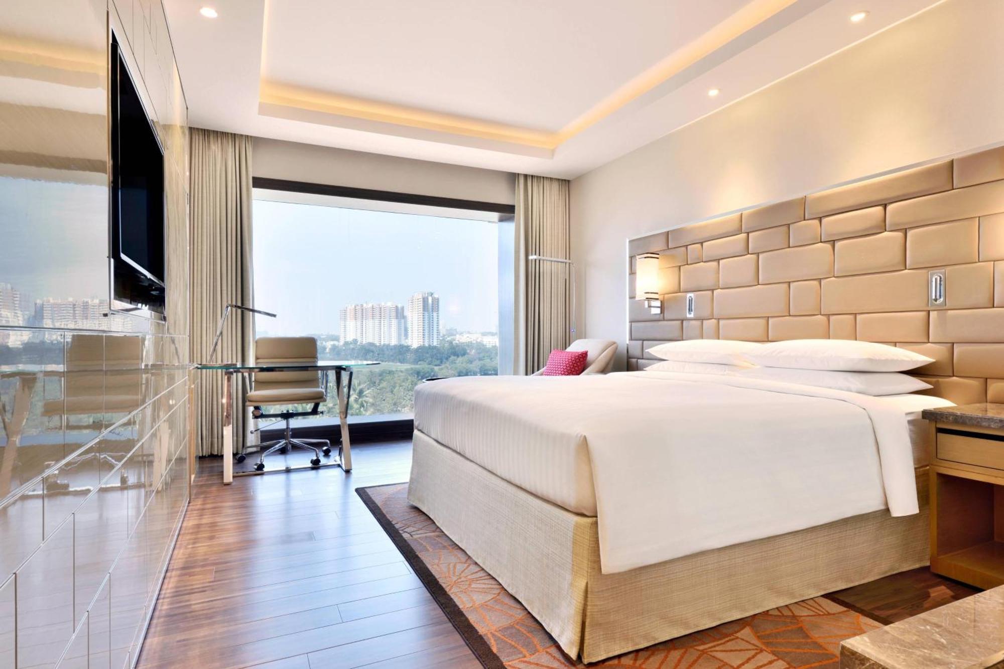 Courtyard By Marriott Bengaluru Hebbal Hotell Exteriör bild